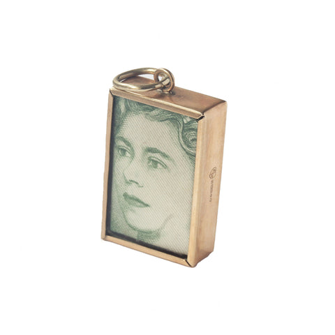 A vintage yellow gold rectangular one pound note charm