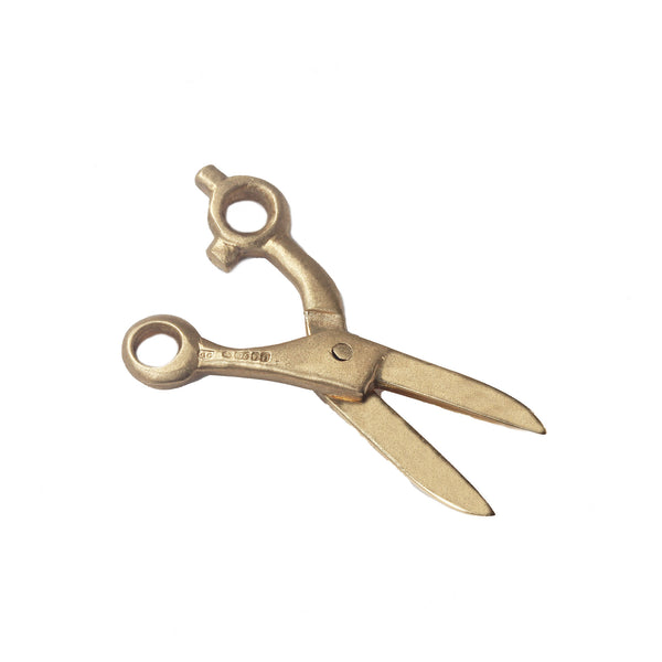 A pair of solid scissors charm opening yellow gold dated 2005 hallmarked