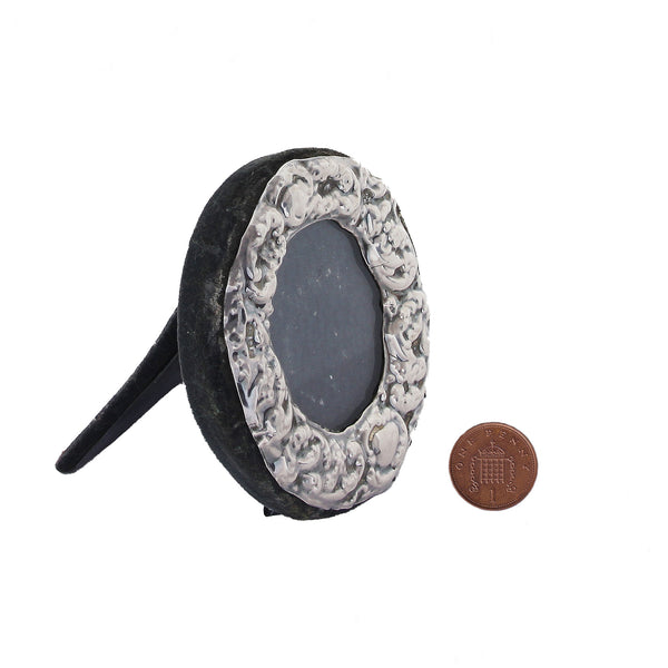 A beautiful miniature photo frame oval photo 