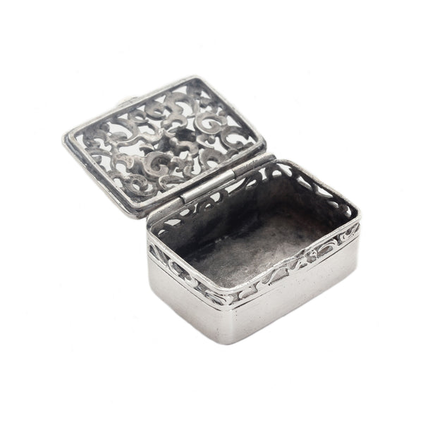 A vintage 1940s silver snuff box  dated 1940s with scroll design